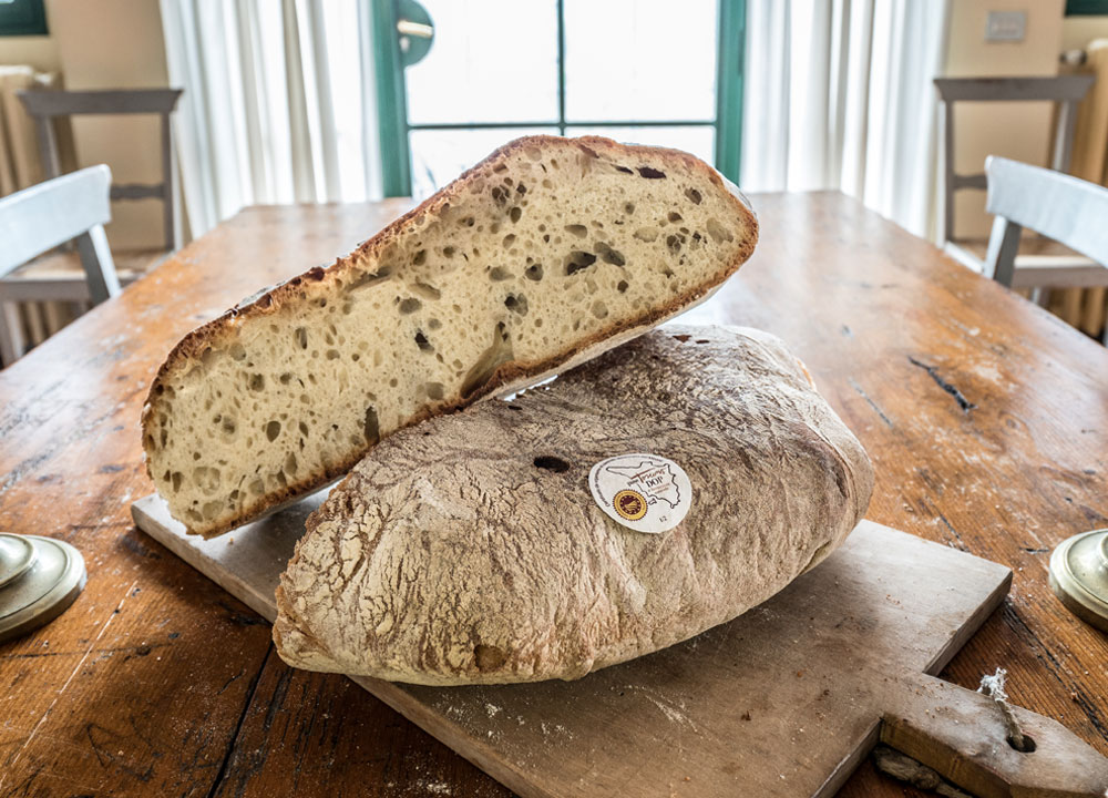 Identikit Pane Toscano